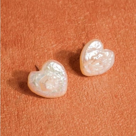 18K Gold Freshwater  Pearl Heart Stud Earrings - Picture 3 of 4